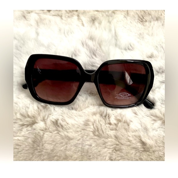 Oscar de la Renta Accessories - NWT Oscar De La Renta Sunglasses No Case